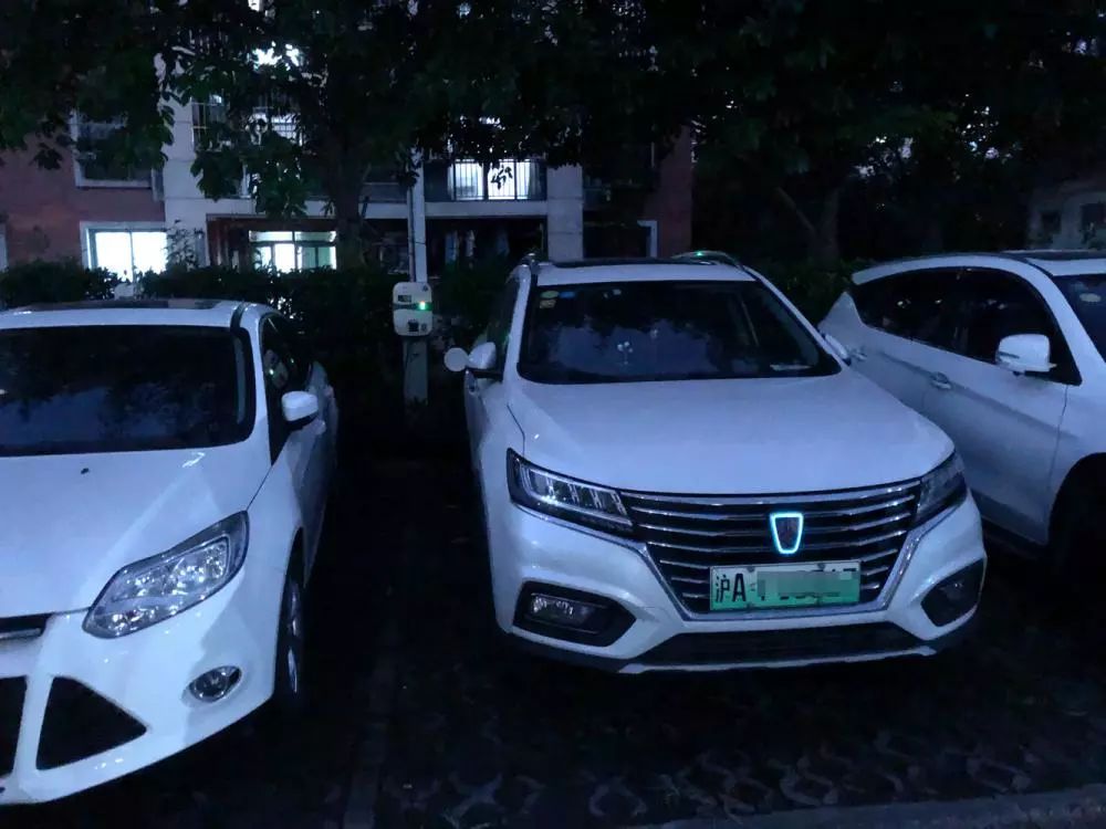 想給車充電得開10公里！如何解決出租車夜間“一樁難求”？