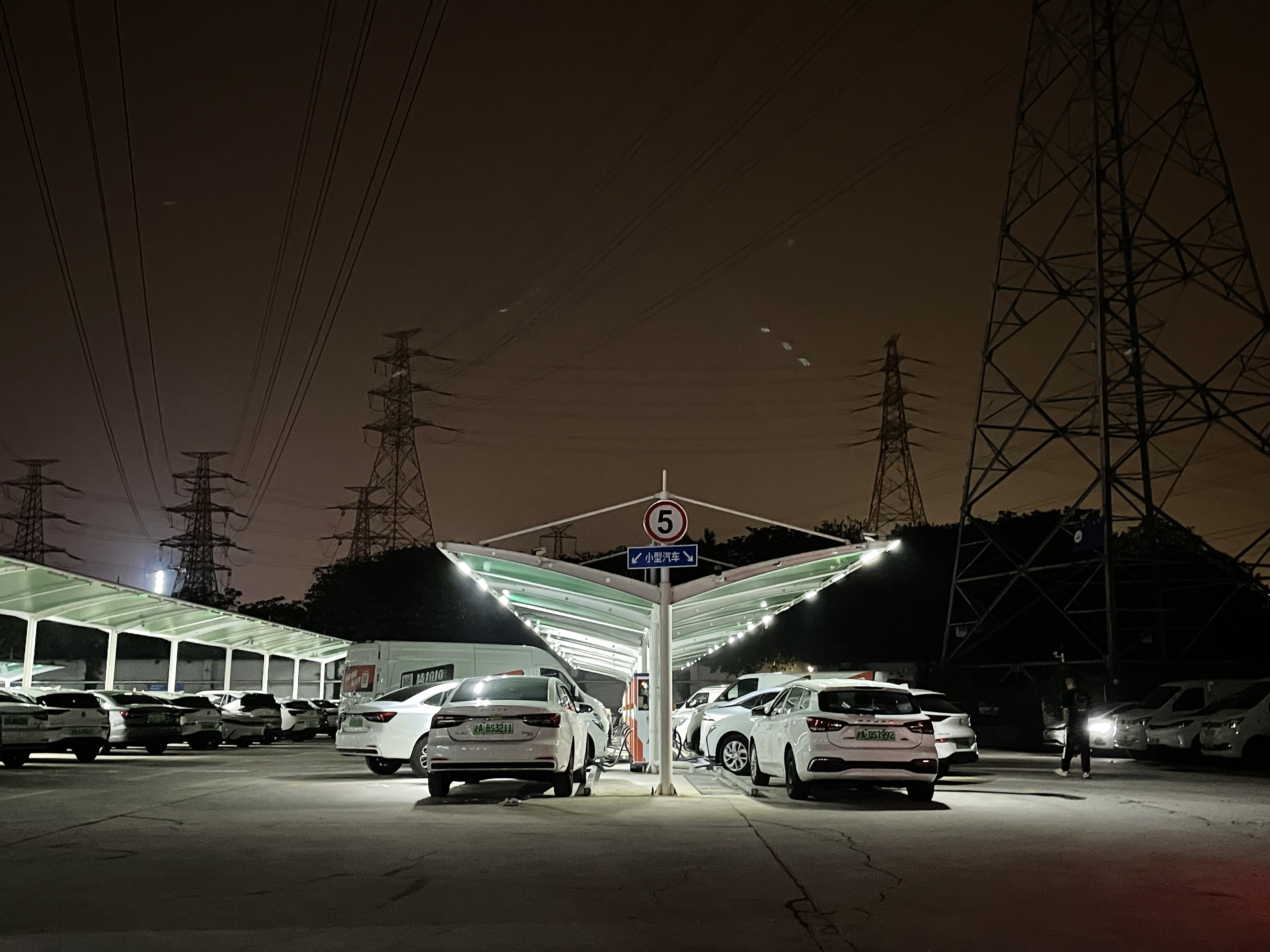 網(wǎng)約車司機(jī)，“卷”在車流里